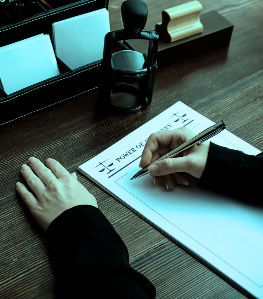 Una persona en una mesa con un bolígrafo representando Cómo Legitimar tu Firma Personal en España