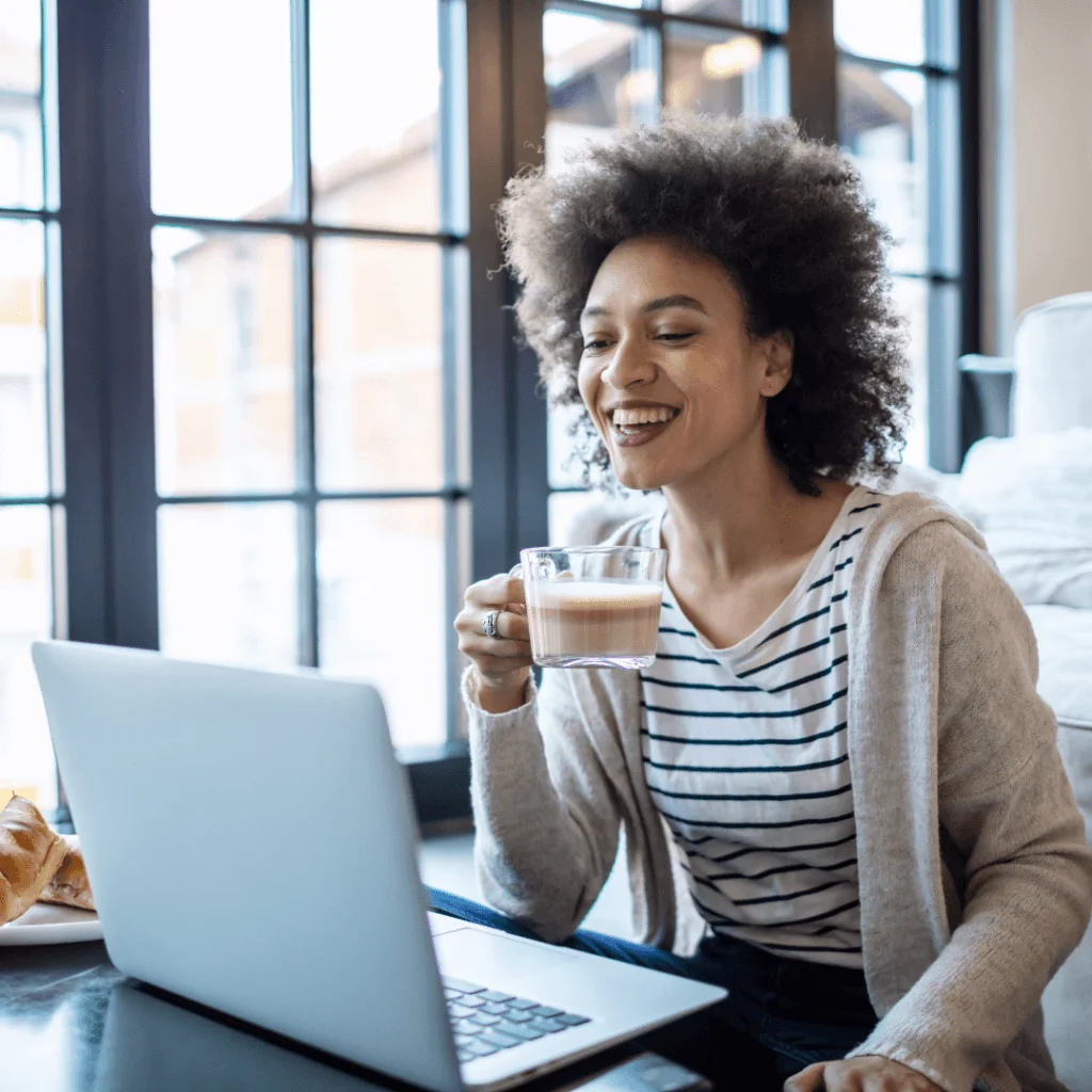 Persona realizando tramites legales online, representando la comodidad de la Modificacion de Estatutos Online.