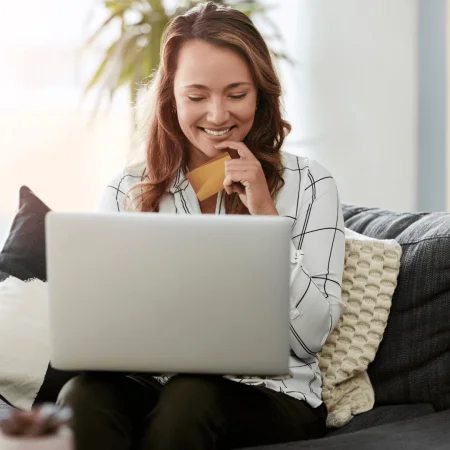 Persona gestionando tramites legales desde casa, facilitando la Modificacion de Estatutos Online sin desplazamientos.