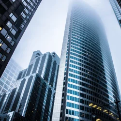 Profesional completando trámite de acta de manifestaciones online con notario desde su oficina