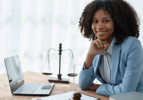 Profesional juridico en su despacho, brindando asesoramiento para la Modificacion de Estatutos Online con respaldo legal.